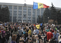 Обстановка в Кишиневе относительно стабилизировалась Митингующие у здания парламента Республики на площади Великого национального собрания, 2010 год