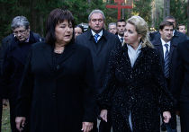 Светлана Медведева и Анна Коморовская посетили мемориал в Катыни Светлана Медведева и Анна Коморовская посетили мемориал в Катыни
