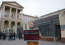 Пикет у здания ГУВД Москвы с требованием расследовать избиение журналиста Олега Кашина Владимир Милов