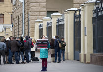 Пикет у здания ГУВД Москвы с требованием расследовать избиение журналиста Олега Кашина Пикет у здания ГУВД Москвы