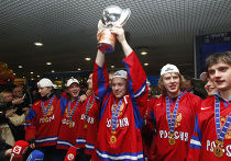 Молодежную сборную России по хоккею, завоевавшую золотые медали чемпионата мира, встретили в аэропорту "Шереметьево" Прилет молодежной сборной России по хоккею в Москву
