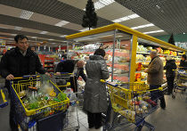 Предновогодняя продажа в гипермаркете "Лента" Покупатели выбирают продукты в гипермаркете "Лента"