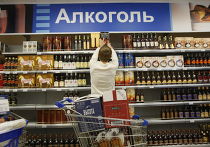 Стенд с алкогольной продукцией Торговый зал супермаркета "Перекресток"
