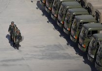 Офицеры вооруженной полиции в городе Кашгар Синьцзян-Уйгурского района на западе Китая Офицеры вооруженной полиции в городе Кашгар Синьцзян-Уйгурского района на западе Китая