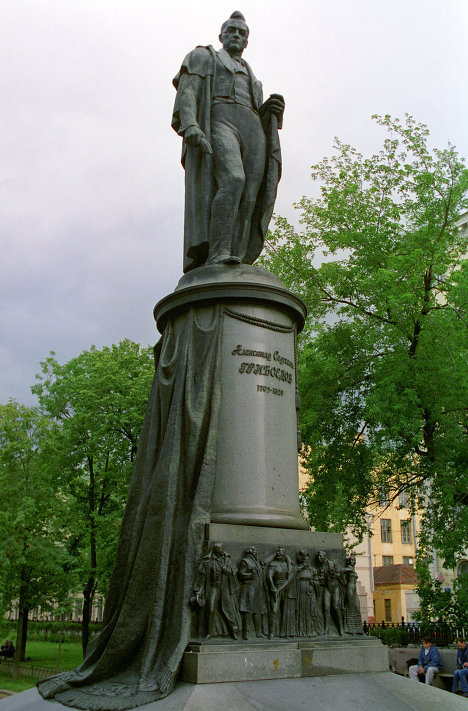 Памятник грибоедову в москве фото