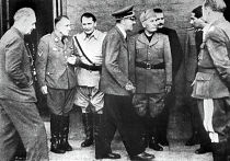 Иоахим фон Риббентроп, Мартин Борман, Герман Геринг, Адольф Гитлер и Бенито Муссолини Иоахим фон Риббентроп, Мартин Борман, Герман Геринг, Адольф Гитлер и Бенито Муссолини
