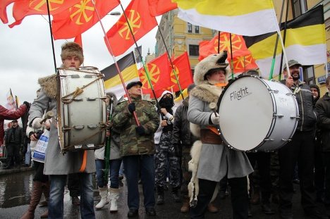 Марш все за стол