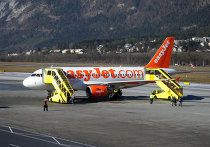 Самолет низкобюджетной авиакомпании easyJet Самолет низкобюджетной авиакомпании easyJet