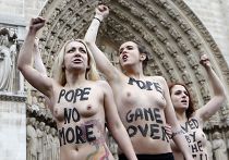 Активистки движения Femen у Собора Парижской Богоматери Активистки движения Femen у Собора Парижской Богоматери