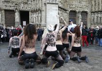 Активистки движения Femen у Собора Парижской Богоматери Активистки движения Femen у Собора Парижской Богоматери