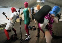 Кадр из фильма "Pussy Riot: Панк-молитва" (Pussy Riot—A Punk Prayer ) Кадр из фильма "Pussy Riot: Панк-молитва" (Pussy Riot—A Punk Prayer )