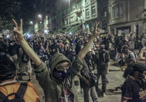 Протестующие строят баррикады во время столкновения с сотрудниками полиции в Стамбуле Протестующие строят баррикады во время столкновения с сотрудниками полиции в Стамбуле