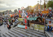 Протестующие на баррикадах на входе в парк Гези в Стамбуле Протестующие на баррикадах на входе в парк Гези в Стамбуле