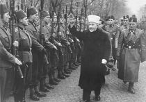 Великий муфтий Палестины Амин аль-Хусейни приветствует боснийское подразделение СС, ноябрь 1943 года Великий муфтий Палестины Амин аль-Хусейни приветствует боснийское подразделение СС, ноябрь 1943 года