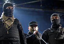 Один из лидеров "Правого сектора" Дмитрий Ярош (в центре) во время митинга на площади Независимости в Киеве Один из лидеров "Правого сектора" Дмитрий Ярош (в центре) во время митинга на площади Независимости в Киеве
