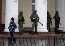 Вооруженные люди у здания аэропорта Симферополя Вооруженные люди у здания аэропорта Симферополя