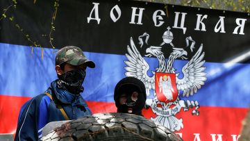 Сторонники федерализации Украины на фоне флага "Донецкой республики"