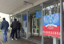 Вход в здание горсовета Горловки с флагом Донецкой народной республики Вход в здание горсовета Горловки с флагом Донецкой народной республики