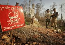Дети играют у новой буддийской гробницы рядом с границейф Камбоджи и Таиланда Дети играют у новой буддийской гробницы рядом с границейф Камбоджи и Таиланда