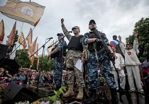 Пророссийские ополченцы и другие активисты после объявления о независимости Луганской области Пророссийские ополченцы и другие активисты после объявления о независимости Луганской области