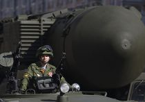 Межконтинентальная баллистическая ракета «Тополь-М» на репетиции парада в Москве Межконтинентальная баллистическая ракета «Тополь-М» на репетиции парада в Москве