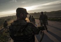 Ополченцы передают тела пассажиров самолета ВВС Украины украинским военным Ополченцы передают тела пассажиров самолета ВВС Украины украинским военным