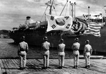 Прибытие американского корабля в Корею во время Корейской войны 1950-53 годов Прибытие американского корабля в Корею во время Корейской войны 1950-53 годов
