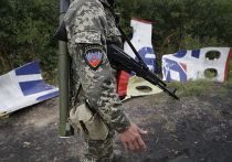 Ополченец ДНР у обломков самолета MH17 Малайзийских авиалиний Ополченец ДНР у обломков самолета MH17 Малайзийских авиалиний