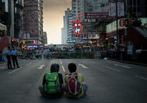 Сторонники протестного движения Occupy Central на митинге в районе Mong Kok в Гонконге Сторонники протестного движения Occupy Central на митинге в районе Mong Kok в Гонконге