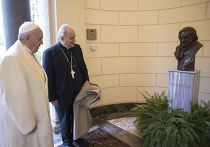 Папа Франциск принимает участие в церемонии открытия бюста своему предшественнику папе Бенедикту XVI Папа Франциск принимает участие в церемонии открытия бюста своему предшественнику папе Бенедикту XVI