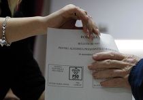 Президентские выборы в Румынии. На избирательном участке в Бухаресте Президентские выборы в Румынии. На избирательном участке в Бухаресте