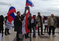 Выходцы из России проводят антиамериканскую акцию в Париже Выходцы из России проводят антиамериканскую акцию в Париже