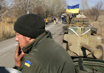 Украинский солдат в деревне Федоровка на востоке Украины Украинский солдат в деревне Федоровка на востоке Украины