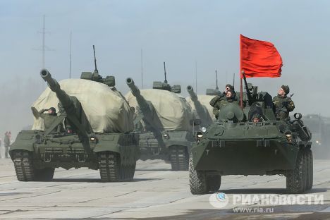 Самоходная артиллерийская установка "Коалиция-СВ" (слева) и бронетранспортер БТР-82А во время репетиции парада Победы в Московской области