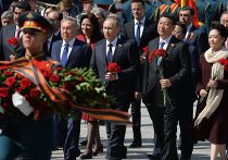 Президент Российской Федерации Владимир Путин (третий справа), председатель Китайской Народной Республики Си Цзиньпин, президент Республики Казахстан Нурсултан Назарбаев на церемонии совместного возложения цветов к Могиле Неизвестного солдата в Александровском саду Президент Российской Федерации Владимир Путин (третий справа), председатель Китайской Народной Республики Си Цзиньпин (второй справа) с супругой Пэн Лиюань и президент Республики Казахстан Нурсултан Назарбаев (четвертый спава) на церемонии совместного возложения цветов к Могиле Неизвестного солдата в Александровском саду
