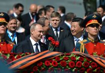 Владимир Путин и председатель КНР Си Цзиньпин на церемонии совместного возложения цветов к Могиле Неизвестного солдата в Александровском саду Владимир Путин и председатель КНР Си Цзиньпин на церемонии совместного возложения цветов к Могиле Неизвестного солдата в Александровском саду