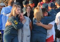 Сотрудники МЧС встречают семьи украинских беженцев с детьми в аэропорту Челябинска Сотрудники МЧС встречают семьи украинских беженцев с детьми в аэропорту Челябинска
