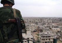Военнослужащий сирийской армии на крыше одного из зданий, разрушенных в результате боевых действий, в Хомсе Военнослужащий сирийской армии на крыше одного из зданий, разрушенных в результате боевых действий, в Хомсе