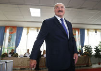 Александр Лукашенко после голосования на избирательном участке Александр Лукашенко после голосования на избирательном участке