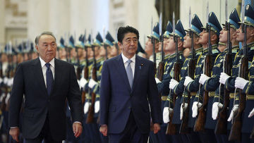 Премьер-министр Японии Синдзо Абэ и президент Казахстана Нурсултан Назарбаев во время встречи в Астане