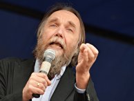 Лидер Международного Евразийского движения, политолог Александр Дугин выступает на митинге «Стоим за Донбасс» Лидер Международного Евразийского движения, политолог Александр Дугин выступает на митинге «Стоим за Донбасс»