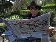 Житель Стамбула читает газету Cumhuriyet Житель Стамбула читает газету Cumhuriyet