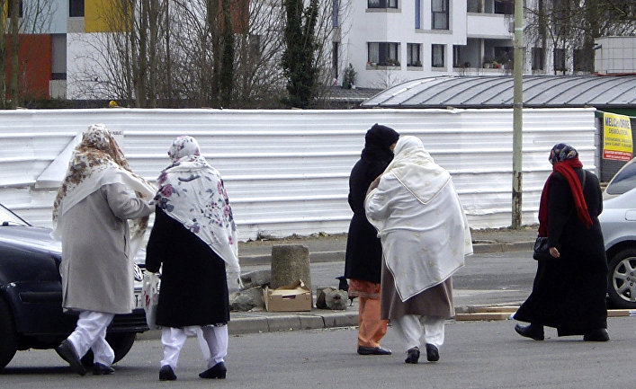 Женщины-мусульманки в пригороде Парижа