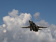 Российский бомбардировщик Су-24 взлетает из аэропорта Латакии в Сирии Российский бомбардировщик Су-24 взлетает из аэропорта Латакии в Сирии