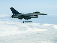 F-16C Fighting Falcon выпускает ракету AGM-154 Joint Stand-Off Weapon F-16C Fighting Falcon выпускает ракету AGM-154 Joint Stand-Off Weapon
