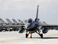 Истребитель F-16 ВВС Турции на авиабазе в Конье Истребитель F-16 ВВС Турции на авиабазе в Конье