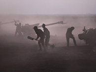 Военнослужащие сирийской армии загружают гаубицы рядом с деревней Морек Военнослужащие сирийской армии загружают гаубицы рядом с деревней Морек