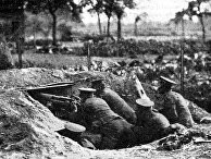 Маскировка позиции пулемета «Максим», Первая мировая война, 1915 год Маскировка позиции пулемета «Максим», Первая мировая война, 1915 год