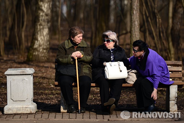 На скамейке в парке бабушка чужая