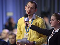 Журналист украинского информационного агенства "УНИАН" Роман Цимбалюк на одиннадцатой большой ежегодной пресс-конференции президента России Владимира Путина Журналист украинского информационного агенства "УНИАН" Роман Цимбалюк на одиннадцатой большой ежегодной пресс-конференции президента России Владимира Путина